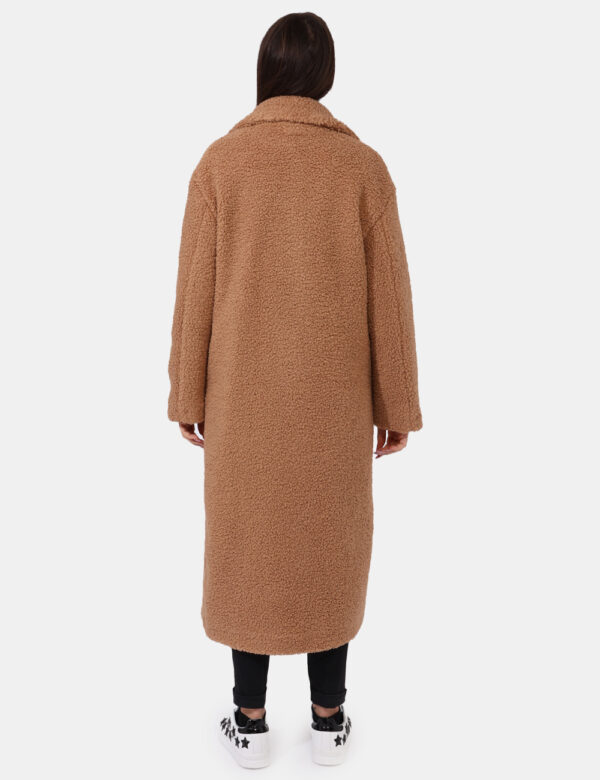 Cappotto Materica Marrone - Cappotto lungo modello teddy, in total marrone cammello. Presenti tasche a taglio trasversale. L