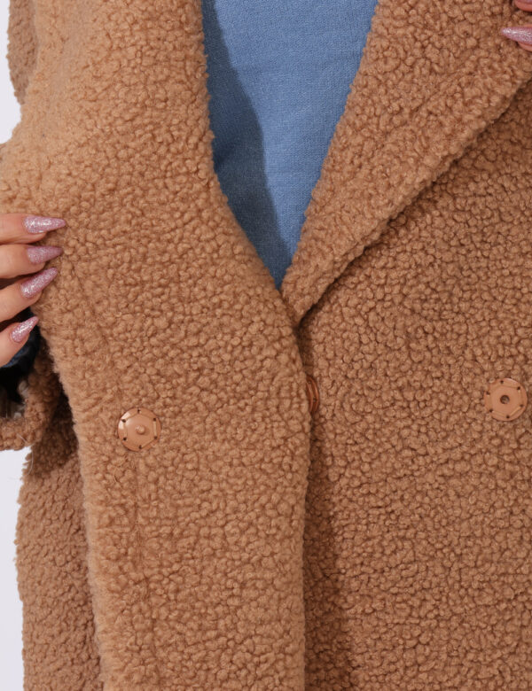 Cappotto Materica Marrone - Cappotto lungo modello teddy, in total marrone cammello. Presenti tasche a taglio trasversale. L