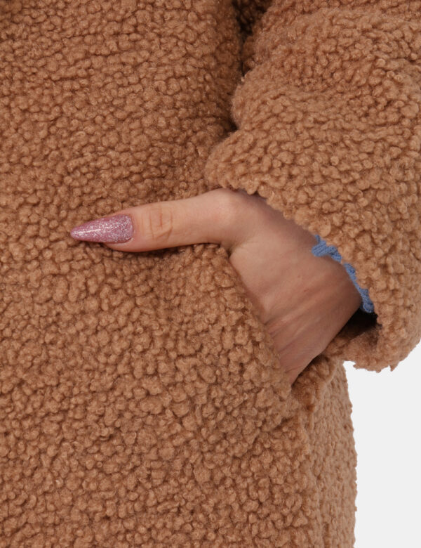 Cappotto Materica Marrone - Cappotto lungo modello teddy, in total marrone cammello. Presenti tasche a taglio trasversale. L
