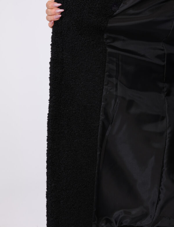 Cappotto Materica Nero - Cappotto lungo modello teddy, in total nero. Presenti tasche a taglio trasversale. La vestibilità è