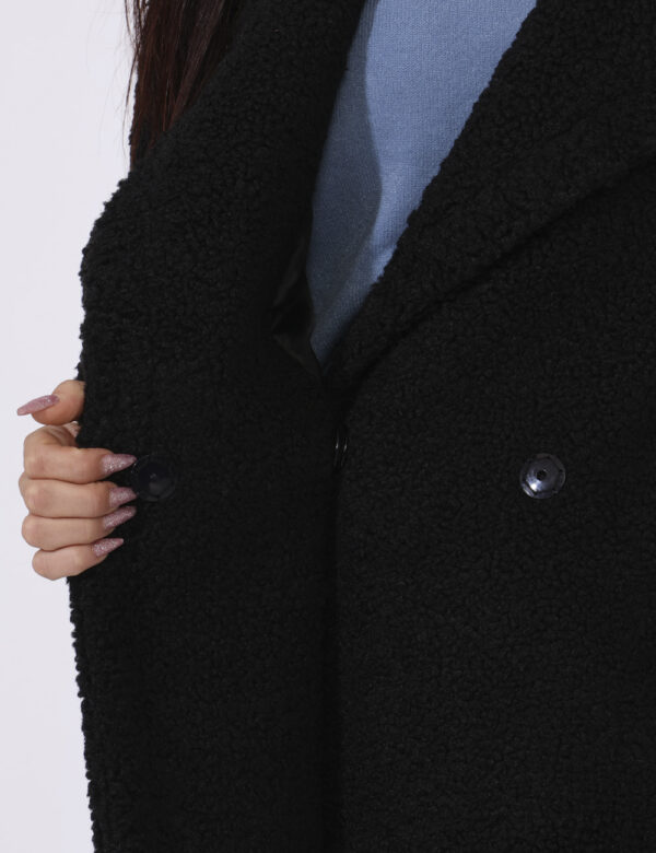 Cappotto Materica Nero - Cappotto lungo modello teddy, in total nero. Presenti tasche a taglio trasversale. La vestibilità è