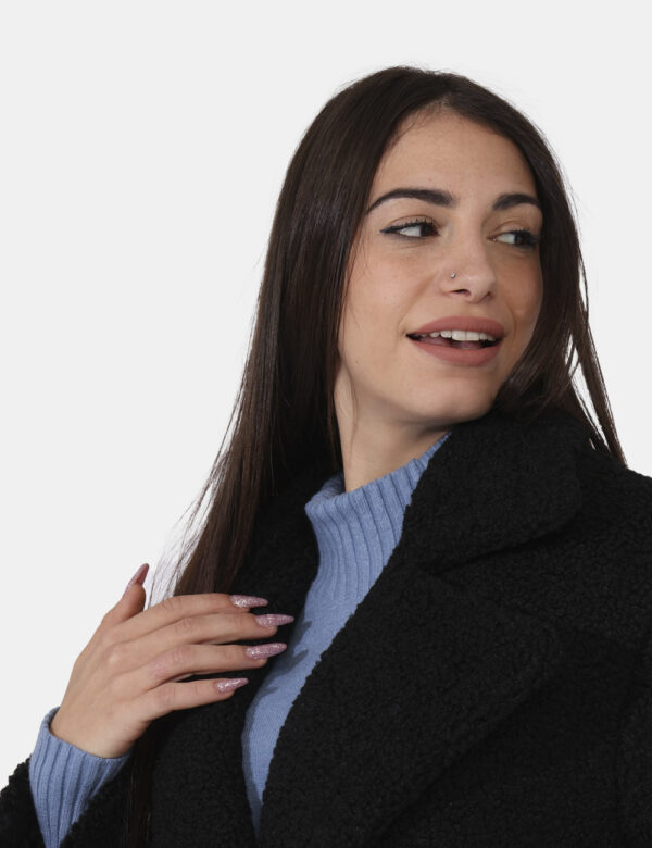 Cappotto Materica Nero - Cappotto lungo modello teddy, in total nero. Presenti tasche a taglio trasversale. La vestibilità è
