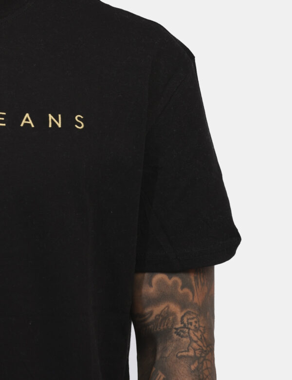 T-shirt Tommy Hilfiger Nero - T-shirt classica su base nera con logo brand ricamato color oro. La vestibilità è morbida e re