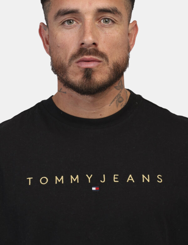 T-shirt Tommy Hilfiger Nero - T-shirt classica su base nera con logo brand ricamato color oro. La vestibilità è morbida e re