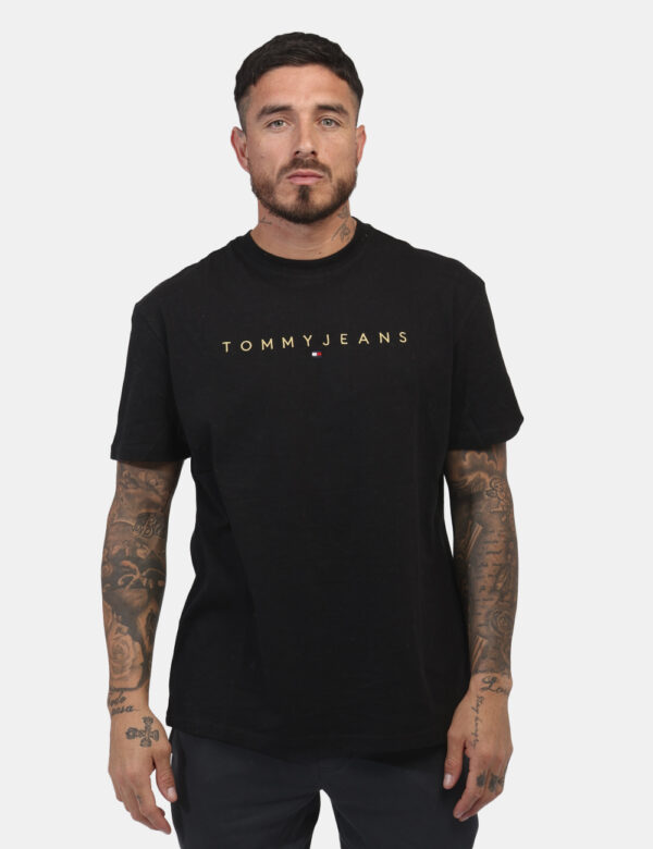 T-shirt Tommy Hilfiger Nero - T-shirt classica su base nera con logo brand ricamato color oro. La vestibilità è morbida e re