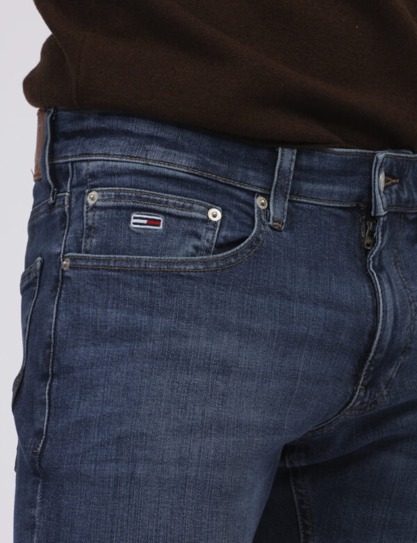 Jeans Tommy Hilfiger Jeans - Jeans in total blu denim con tasche sagomate sul fronte e tasche a toppa sul retro. La vestibil