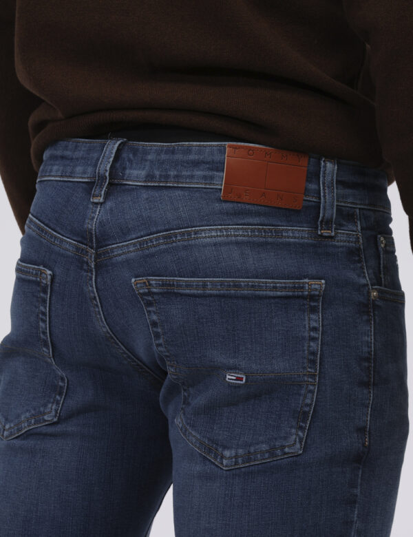 Jeans Tommy Hilfiger Jeans - Jeans in total blu denim con tasche sagomate sul fronte e tasche a toppa sul retro. La vestibil