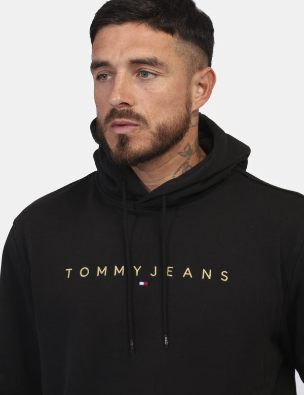 Felpa Tommy Hilfiger Nero - Felpa classica con cappuccio in total nero con logo brand ricamato in oro. Presente tascone a ca