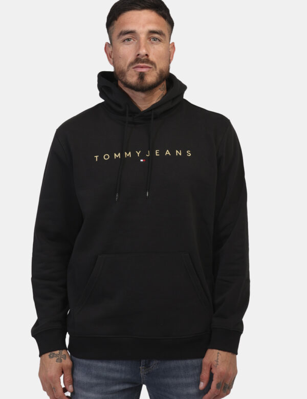 Felpa Tommy Hilfiger Nero - Felpa classica con cappuccio in total nero con logo brand ricamato in oro. Presente tascone a ca