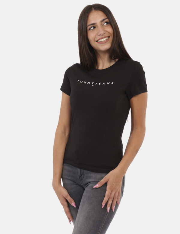 T-shirt TOMMY HILFIGER Nero - T-shirt classica in total nero con piccolo logo brand stampato in bianco ad altezza cuore. La