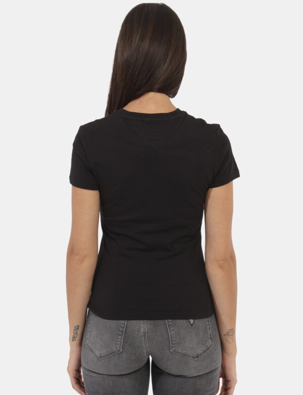 T-shirt TOMMY HILFIGER Nero - T-shirt classica in total nero con piccolo logo brand stampato in bianco ad altezza cuore. La