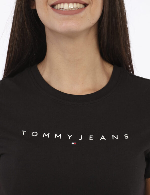 T-shirt TOMMY HILFIGER Nero - T-shirt classica in total nero con piccolo logo brand stampato in bianco ad altezza cuore. La