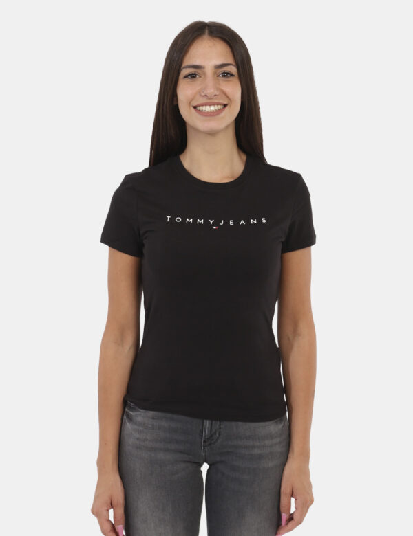 T-shirt TOMMY HILFIGER Nero - T-shirt classica in total nero con piccolo logo brand stampato in bianco ad altezza cuore. La