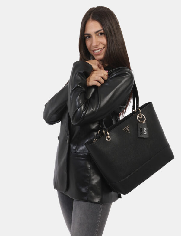 Borsa GUESS Nero - Borsa a mano semirigida di grandi dimensioni in total nero con dettagli dorati. Ulteriore dettaglio è rap