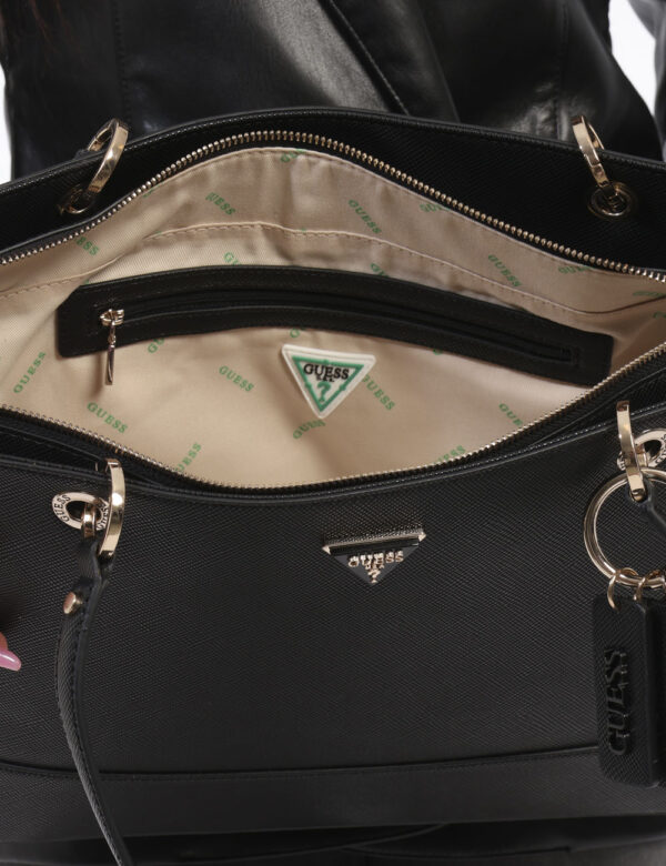 Borsa GUESS Nero - Borsa a mano semirigida di grandi dimensioni in total nero con dettagli dorati. Ulteriore dettaglio è rap