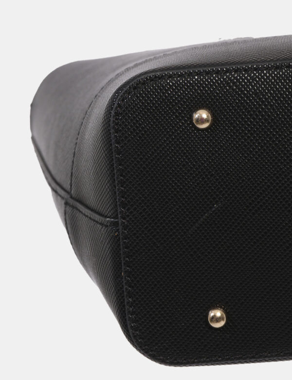 Borsa GUESS Nero - Borsa a mano semirigida di grandi dimensioni in total nero con dettagli dorati. Ulteriore dettaglio è rap