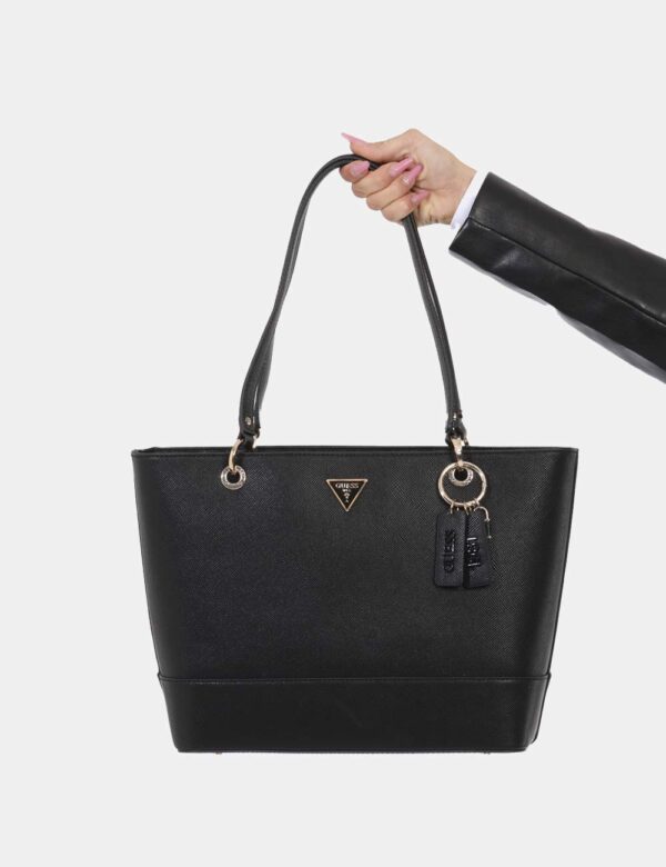 Borsa GUESS Nero - Borsa a mano semirigida di grandi dimensioni in total nero con dettagli dorati. Ulteriore dettaglio è rap