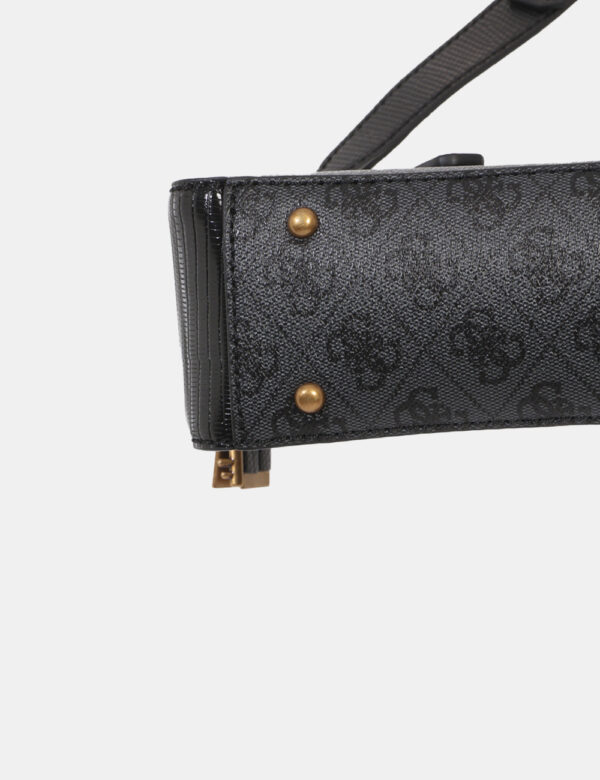 Borsa GUESS Grigio - Borsa a mano semirigida di piccole dimensioni in fantasia grigia e nera brandizzata. L'interno è compos