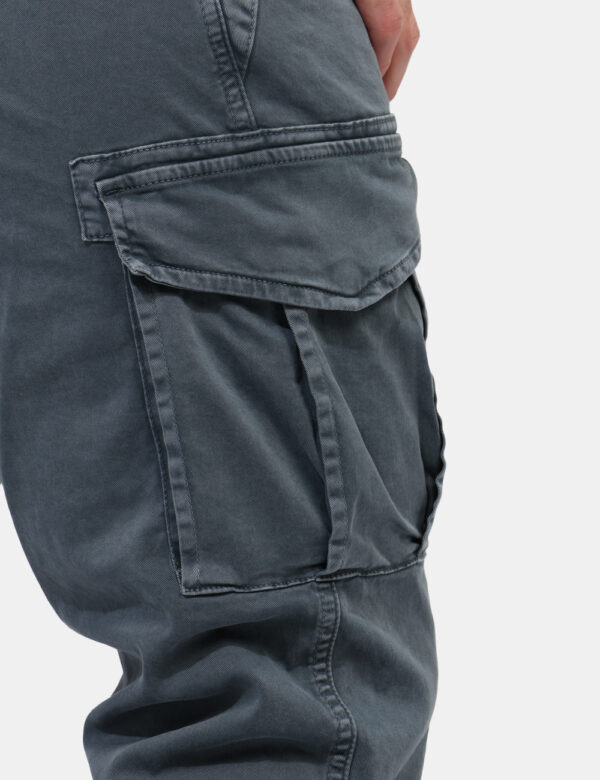 Pantaloni Concept83 Grigio - Pantaloni cargo in total grigio con tasche a taglio trasversale sul fronte e tasche a fessura c