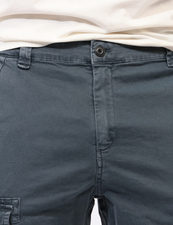 Pantaloni Concept83 Grigio - Pantaloni cargo in total grigio con tasche a taglio trasversale sul fronte e tasche a fessura c