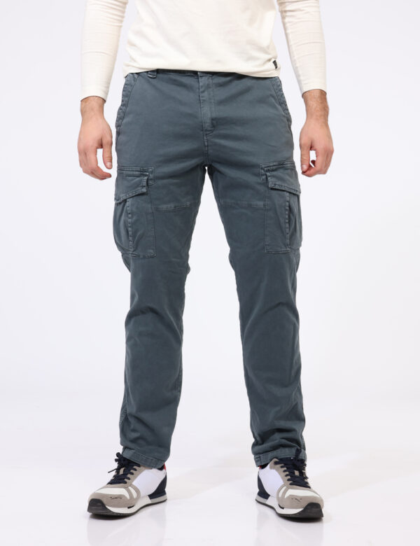 Pantaloni Concept83 Grigio - Pantaloni cargo in total grigio con tasche a taglio trasversale sul fronte e tasche a fessura c