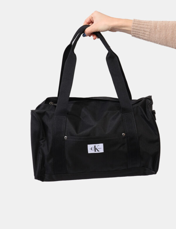 Borsa Calvin Klein Nero - Borsa in total nero. Presente scompartimento unico con chiusura a zip più taschine interne ed este