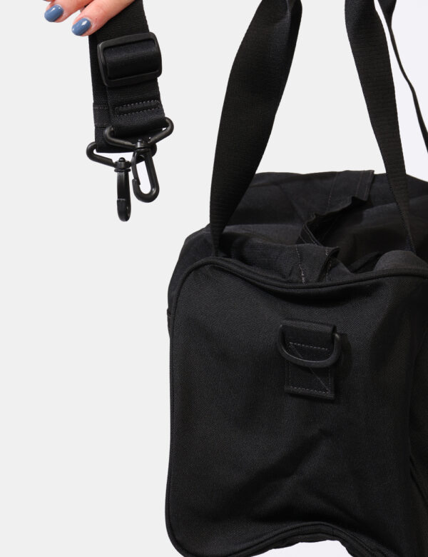 Borsa Calvin Klein Nero - Borsa in total nero. Presente scompartimento unico con chiusura a zip più taschine interne ed este