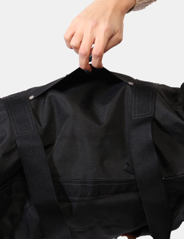 Borsa Calvin Klein Nero - Borsa in total nero. Presente scompartimento unico con chiusura a zip più taschine interne ed este