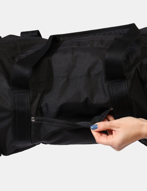Borsa Calvin Klein Nero - Borsa in total nero. Presente scompartimento unico con chiusura a zip più taschine interne ed este