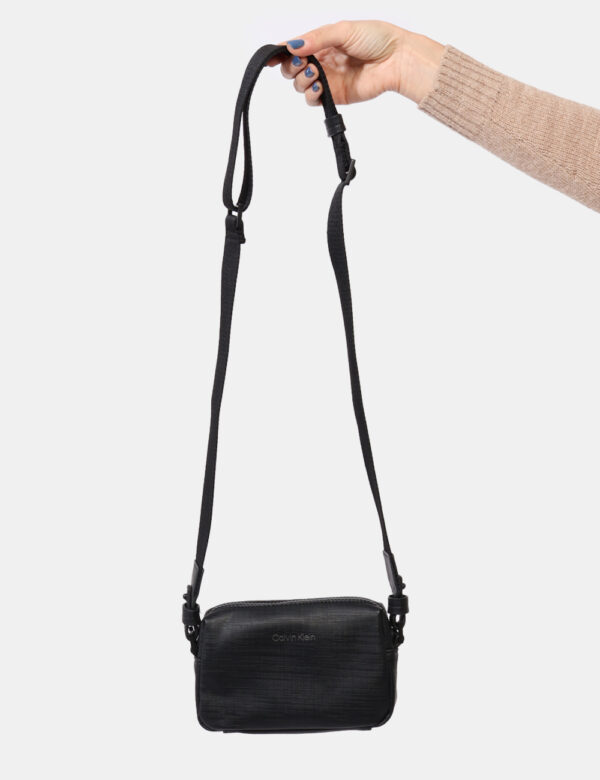 Borsa Calvin Klein Nero - Borsa in total nero. Presente scompartimento unico con chiusura a zip più taschine interne ed este