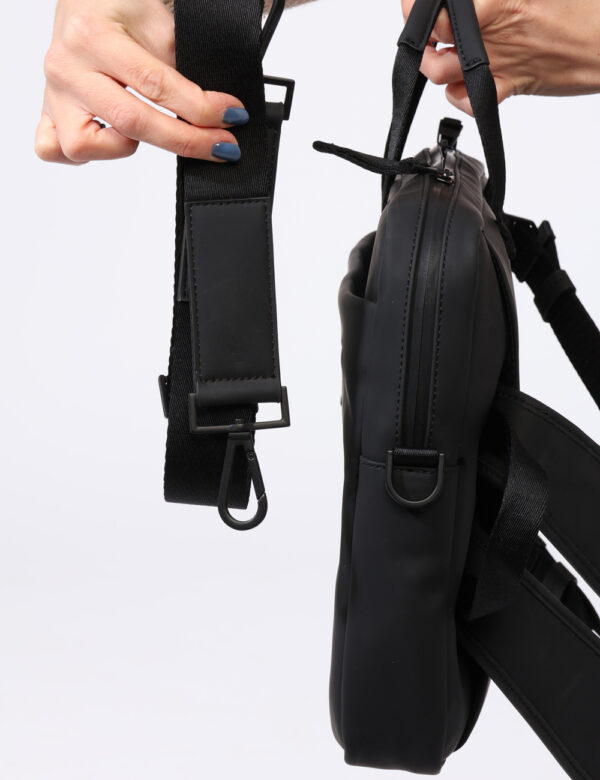 Zaino Calvin Klein Nero - Zaino in total nero utilizzabile anche come borsa porta computer. Presente tascone centrale con ch