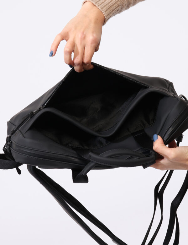 Zaino Calvin Klein Nero - Zaino in total nero utilizzabile anche come borsa porta computer. Presente tascone centrale con ch