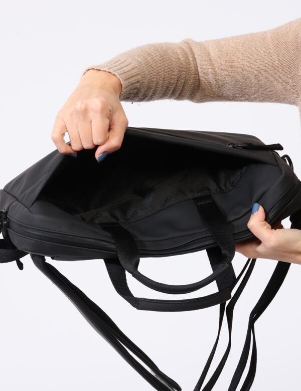 Zaino Calvin Klein Nero - Zaino in total nero utilizzabile anche come borsa porta computer. Presente tascone centrale con ch