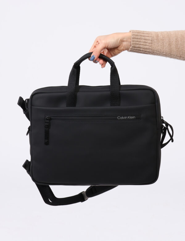 Zaino Calvin Klein Nero - Zaino in total nero utilizzabile anche come borsa porta computer. Presente tascone centrale con ch