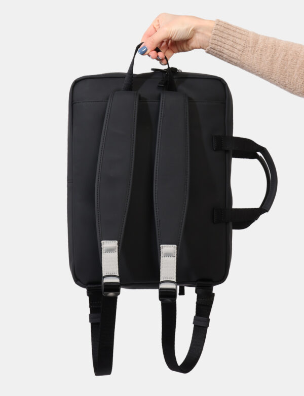 Zaino Calvin Klein Nero - Zaino in total nero utilizzabile anche come borsa porta computer. Presente tascone centrale con ch