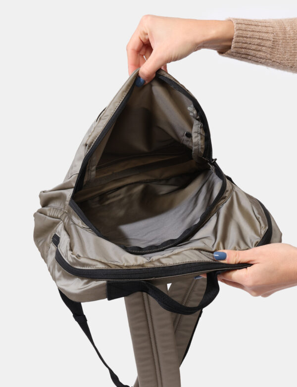 Zaino Calvin Klein Grigio - Zaino morbido in total grigio con tascone principale e chiusura a zip più tasca esterna. Lo schi