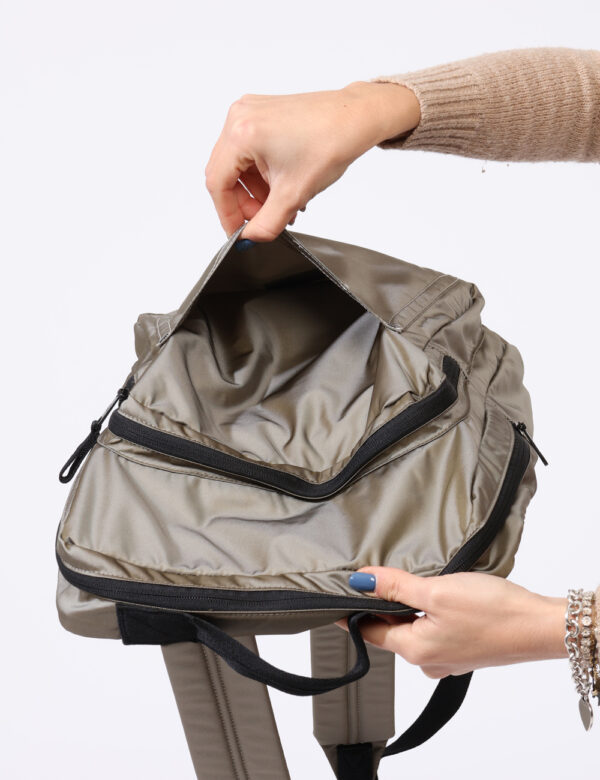Zaino Calvin Klein Grigio - Zaino morbido in total grigio con tascone principale e chiusura a zip più tasca esterna. Lo schi