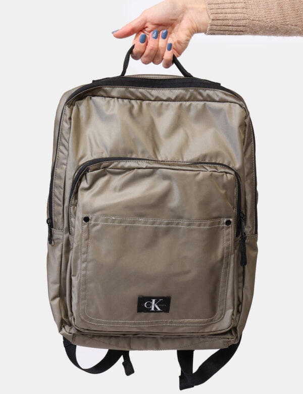 Zaino Calvin Klein Grigio - Zaino morbido in total grigio con tascone principale e chiusura a zip più tasca esterna. Lo schi