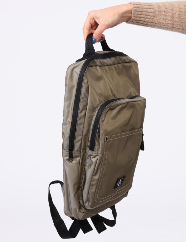 Zaino Calvin Klein Grigio - Zaino morbido in total grigio con tascone principale e chiusura a zip più tasca esterna. Lo schi