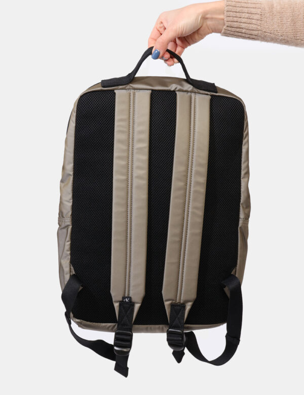 Zaino Calvin Klein Grigio - Zaino morbido in total grigio con tascone principale e chiusura a zip più tasca esterna. Lo schi