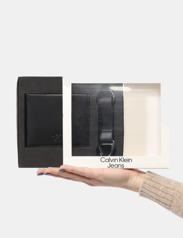 Cofanetto regalo Calvin Klein Nero - Cofanetto regalo composto da portafogli in total nero più portachiavi coordinato. Il co