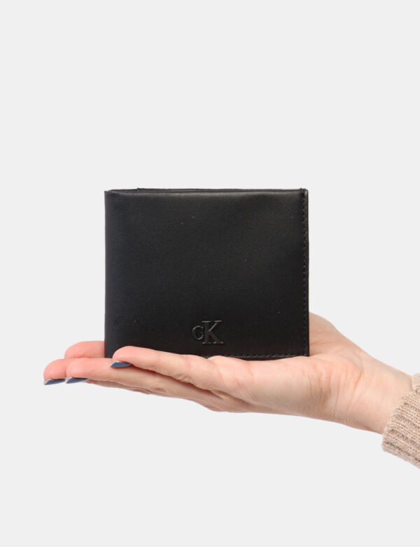 Cofanetto regalo Calvin Klein Nero - Cofanetto regalo composto da portafogli in total nero più portachiavi coordinato. Il co