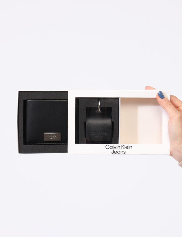 Cofanetto regalo Calvin Klein Nero - Cofanetto regalo composto da portafogli in total nero più portachiavi ideale come porta
