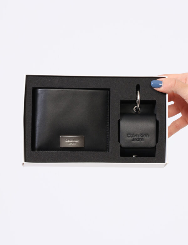 Cofanetto regalo Calvin Klein Nero - Cofanetto regalo composto da portafogli in total nero più portachiavi ideale come porta