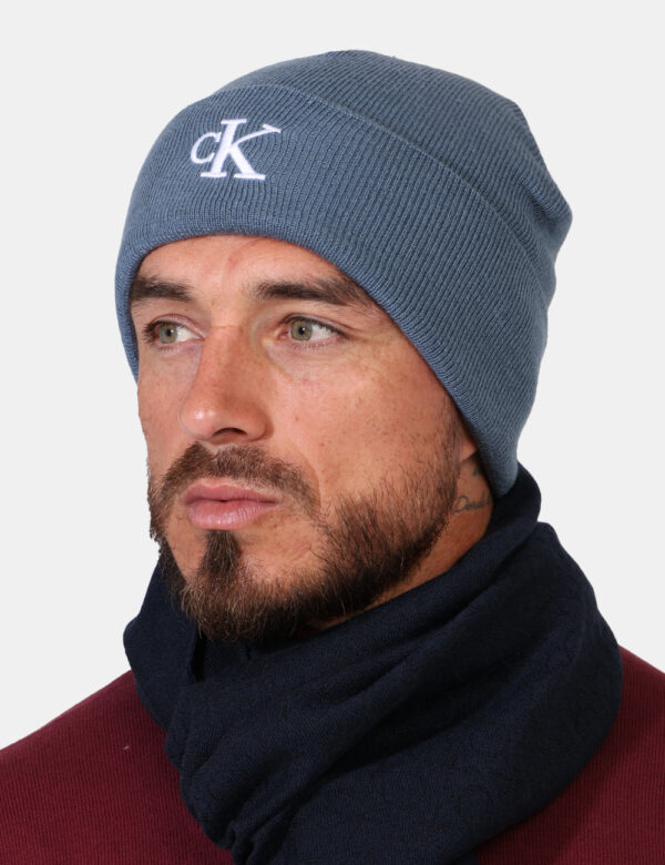 Cappello Calvin Klein Azzurro - Cappello modello berretto in total azzurro con risvoltino e logo brand ricamato. La vestibil