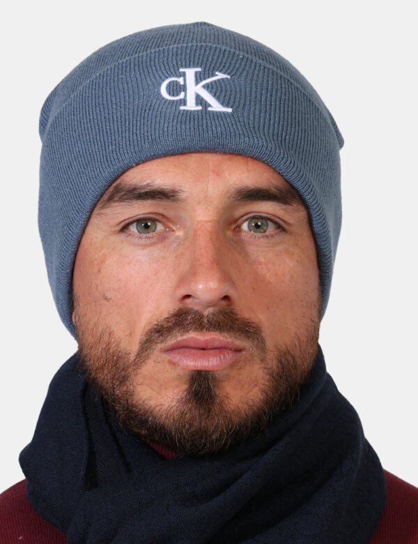 Cappello Calvin Klein Azzurro - Cappello modello berretto in total azzurro con risvoltino e logo brand ricamato. La vestibil