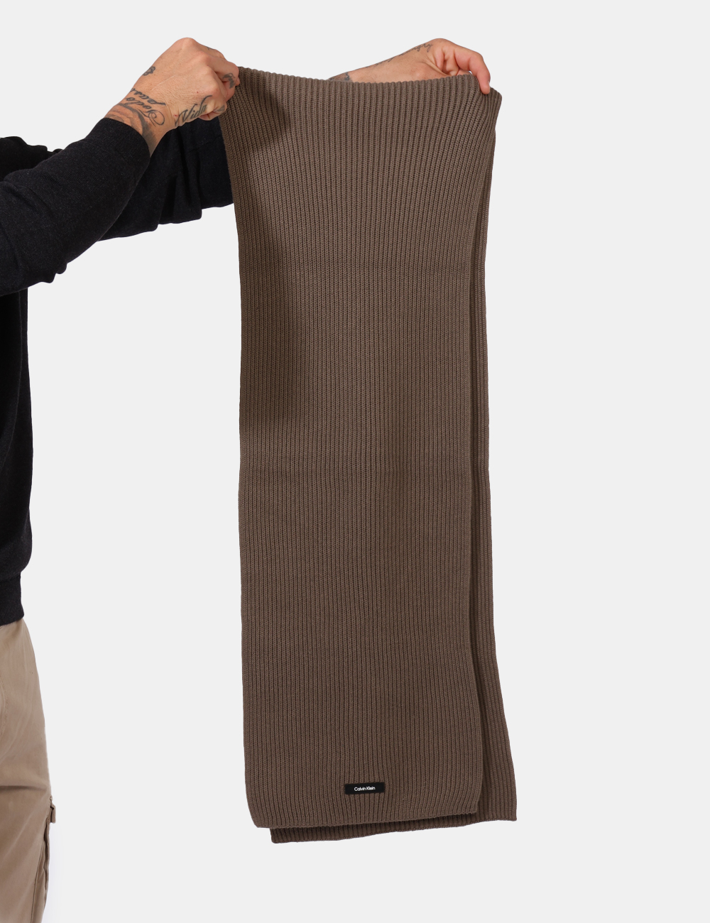 K50K512367-OV_GREY_AI24_2 Sciarpa Calvin Klein Grigio - Sciarpa in misto cotone/cachemire in total grigio con patch logo brand. L'indossatura è pratic