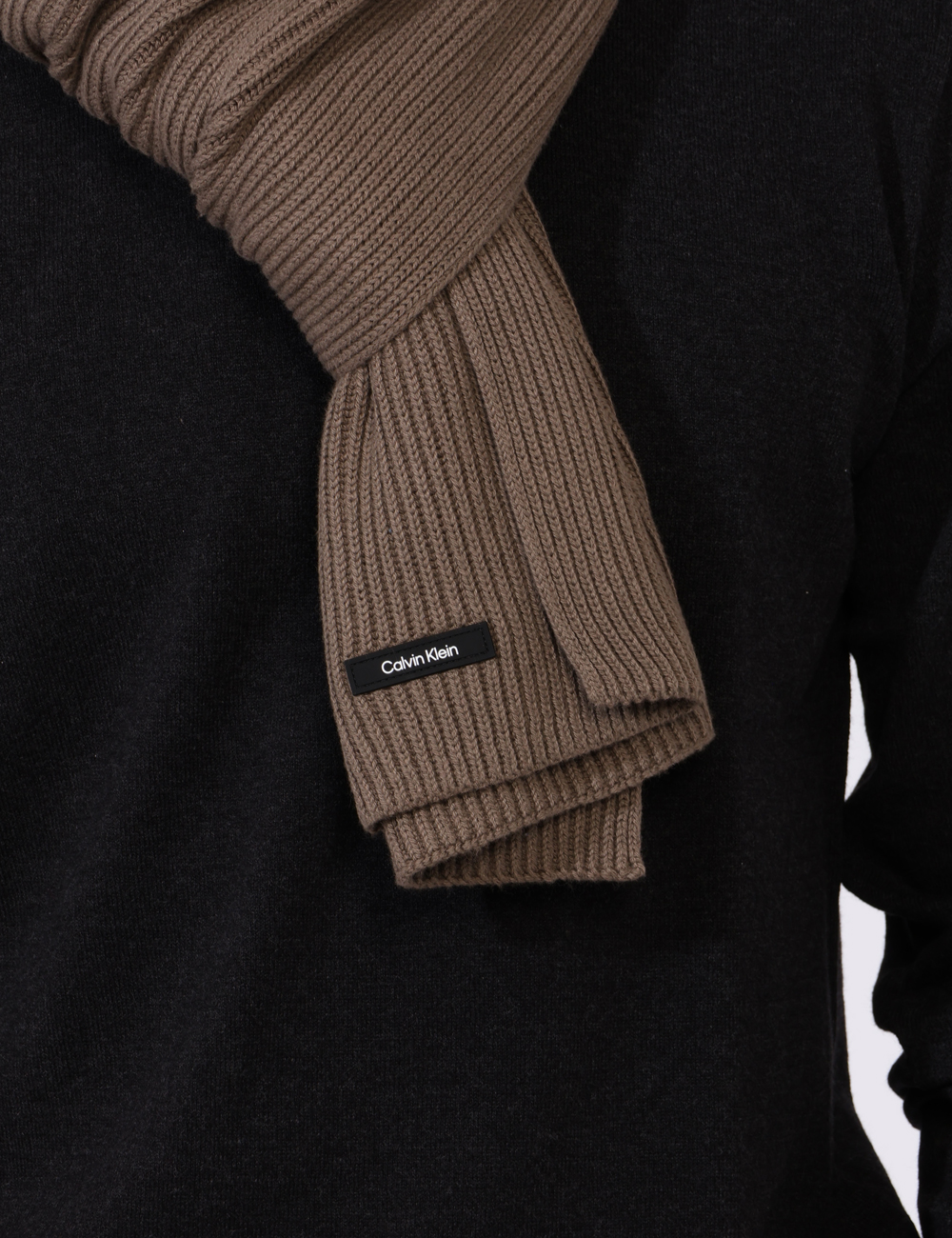K50K512367-OV_GREY_AI24_3 Sciarpa Calvin Klein Grigio - Sciarpa in misto cotone/cachemire in total grigio con patch logo brand. L'indossatura è pratic