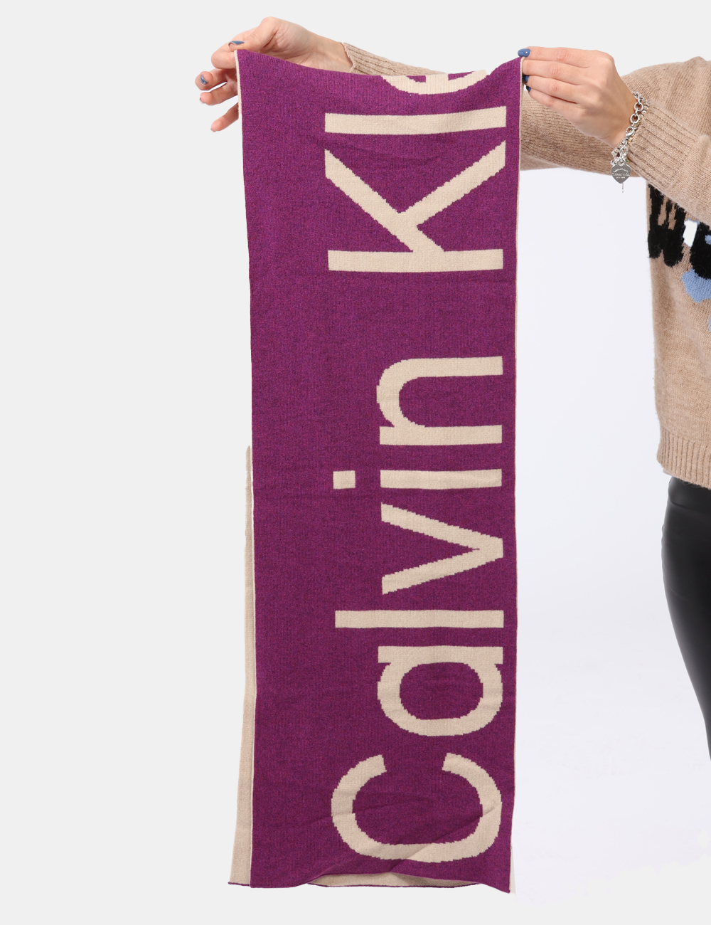K60K611263-SV_VAC_AI24_1 Sciarpa Calvin Klein Beige - Sciarpa in misto lana bicolor beige e viola. L'indossatura è pratica e maneggevole. La sciarpa