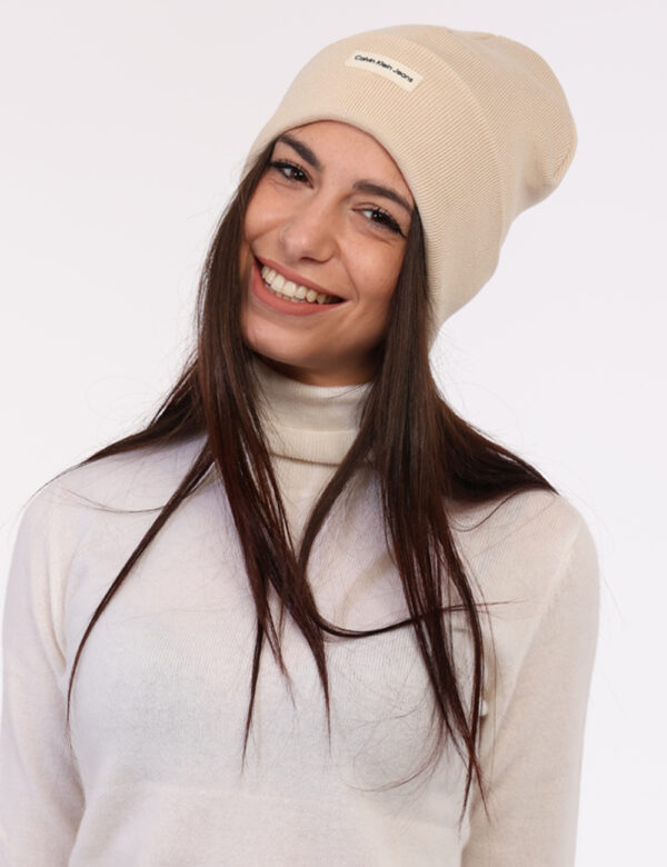 Cappello Calvin Klein Beige - Cappello modello berretto in total beige con risvoltino e patch logo brand. La vestibilità è m